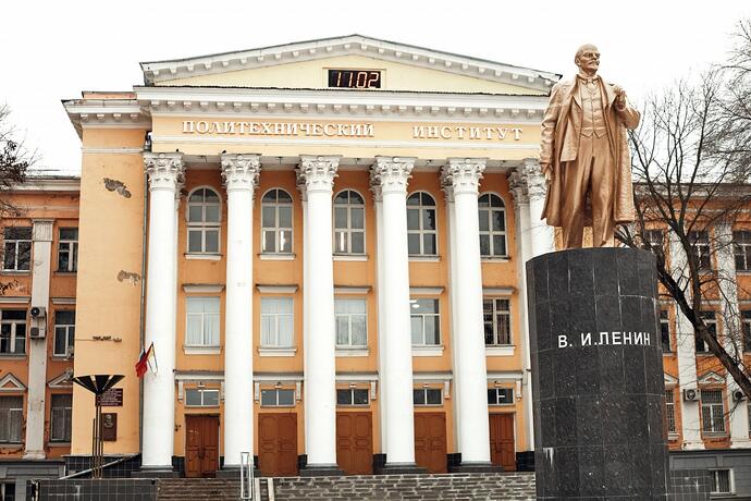 Студенты, преподаватели и общественники выступили против лишения должности проректора ВГТУ Антона Ходунова