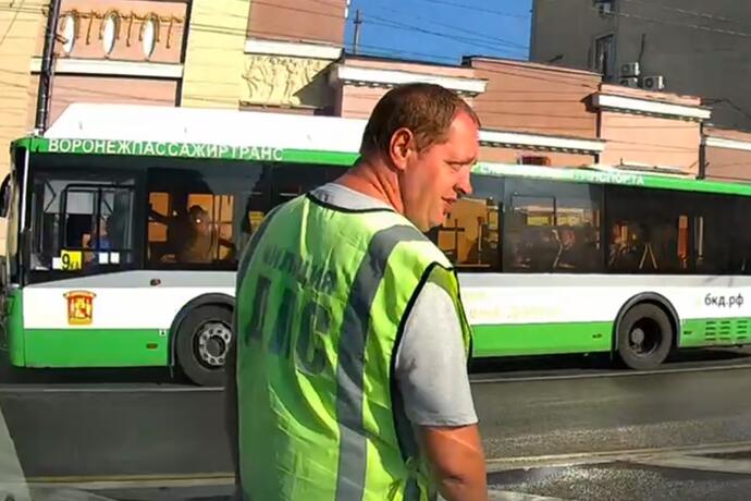 В Воронеже мужчина «держит» парковку и за 1 тысячу рублей закрывает глаза на нарушение ПДД