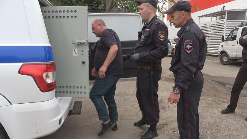 В Воронеже друзья пьяного водителя оскорбляли сотрудников ГИБДД, нападали на общественников и уверяли, что они трезвые