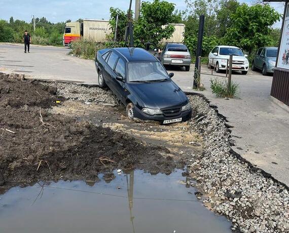 В Воронеже предприниматель перекопал пожарный проезд перед оптовой базой «Алефъ». В эту яму провалился автомобиль
