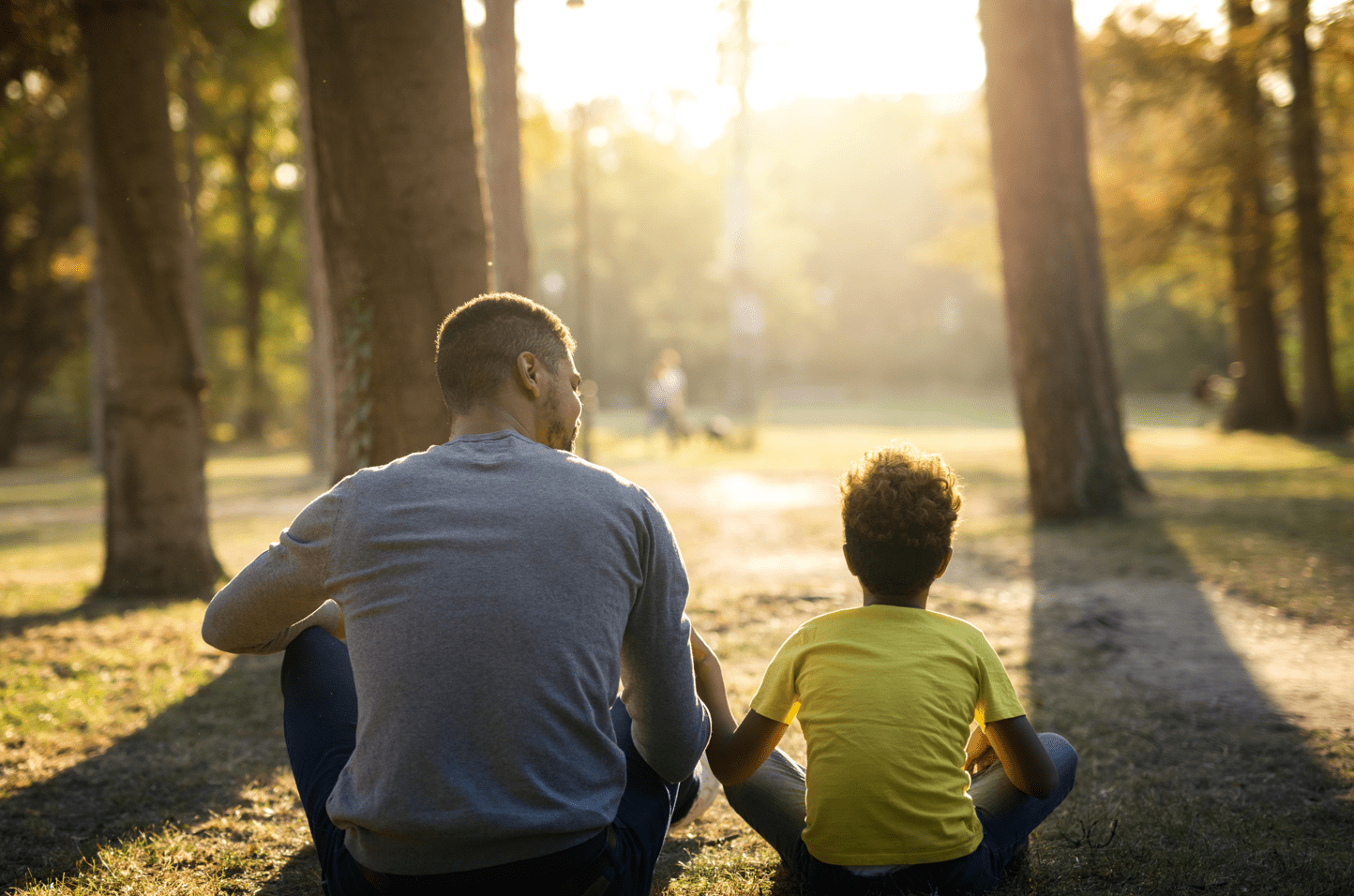 Take after parents. Фото отца и дочери со спины. Ты не нужен своим родителям.